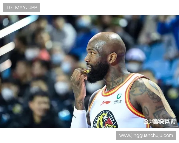 北京北控与新疆队员激战正酣谁能在赛场上笑到最后